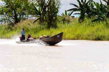 Inle Lake, Myanmar - 30 Ağustos 2016: Myanmar'ın Shan Eyaletinin Taunggyi İlçesi'nin Nyaungshwe İlçesi'nde bulunan bir tatlı su gölü olan Inle Sap'ın üzerinde bambu tekneyle seyreden tanımlanamayan Birmanyalılar