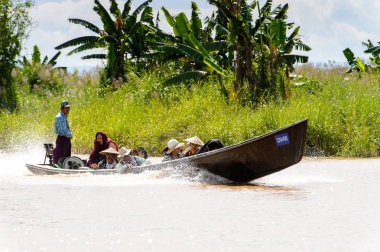 Inle Lake, Myanmar - 30 Ağustos 2016: Myanmar'ın Shan Eyaletinin Taunggyi İlçesi'nin Nyaungshwe İlçesi'nde bulunan bir tatlı su gölü olan Inle Sap'ın üzerinde bambu tekneyle seyreden tanımlanamayan Birmanyalılar