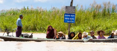 Inle Lake, Myanmar - 30 Ağustos 2016: Myanmar'ın Shan Eyaletinin Taunggyi İlçesi'nin Nyaungshwe İlçesi'nde bulunan bir tatlı su gölü olan Inle Sap'ın üzerinde bambu tekneyle seyreden tanımlanamayan Birmanyalılar