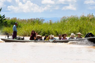 Inle Lake, Myanmar - 30 Ağustos 2016: Myanmar'ın Shan Eyaletinin Taunggyi İlçesi'nin Nyaungshwe İlçesi'nde bulunan bir tatlı su gölü olan Inle Sap'ın üzerinde bambu tekneyle seyreden tanımlanamayan Birmanyalılar