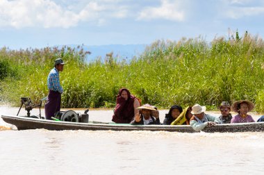 Inle Lake, Myanmar - 30 Ağustos 2016: Myanmar'ın Shan Eyaletinin Taunggyi İlçesi'nin Nyaungshwe İlçesi'nde bulunan bir tatlı su gölü olan Inle Sap'ın üzerinde bambu tekneyle seyreden tanımlanamayan Birmanyalılar