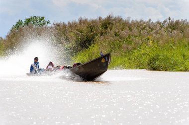 Inle Lake, Myanmar - 30 Ağustos 2016: Myanmar'ın Shan Eyaletinin Taunggyi İlçesi'nin Nyaungshwe İlçesi'nde bulunan bir tatlı su gölü olan Inle Sap'ın üzerinde bambu tekneyle seyreden tanımlanamayan Birmanyalılar