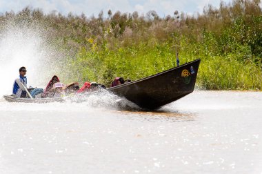 Inle Lake, Myanmar - 30 Ağustos 2016: Myanmar'ın Shan Eyaletinin Taunggyi İlçesi'nin Nyaungshwe İlçesi'nde bulunan bir tatlı su gölü olan Inle Sap'ın üzerinde bambu tekneyle seyreden tanımlanamayan Birmanyalılar