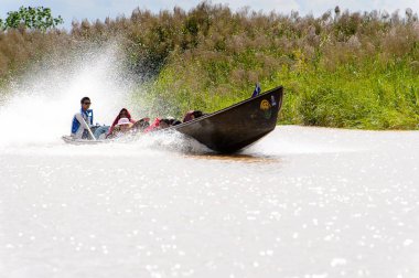 Inle Lake, Myanmar - 30 Ağustos 2016: Myanmar'ın Shan Eyaletinin Taunggyi İlçesi'nin Nyaungshwe İlçesi'nde bulunan bir tatlı su gölü olan Inle Sap'ın üzerinde bambu tekneyle seyreden tanımlanamayan Birmanyalılar
