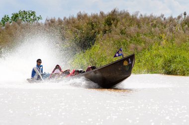Inle Lake, Myanmar - 30 Ağustos 2016: Myanmar'ın Shan Eyaletinin Taunggyi İlçesi'nin Nyaungshwe İlçesi'nde bulunan bir tatlı su gölü olan Inle Sap'ın üzerinde bambu tekneyle seyreden tanımlanamayan Birmanyalılar
