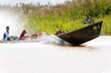 Inle Lake, Myanmar - 30 Ağustos 2016: Myanmar'ın Shan Eyaletinin Taunggyi İlçesi'nin Nyaungshwe İlçesi'nde bulunan bir tatlı su gölü olan Inle Sap'ın üzerinde bambu tekneyle seyreden tanımlanamayan Birmanyalılar