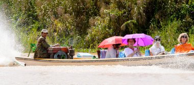 Inle Lake, Myanmar - 30 Ağustos 2016: Myanmar'ın Shan Eyaletinin Taunggyi İlçesi'nin Nyaungshwe İlçesi'nde bulunan bir tatlı su gölü olan Inle Sap'ın üzerinde bambu tekneyle seyreden tanımlanamayan Birmanyalılar