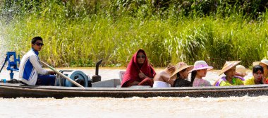 Inle Lake, Myanmar - 30 Ağustos 2016: Myanmar'ın Shan Eyaletinin Taunggyi İlçesi'nin Nyaungshwe İlçesi'nde bulunan bir tatlı su gölü olan Inle Sap'ın üzerinde bambu tekneyle seyreden tanımlanamayan Birmanyalılar
