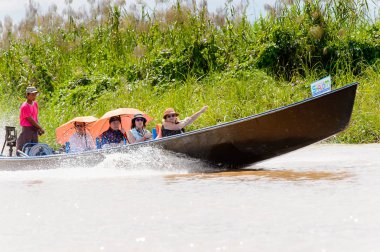 Inle Lake, Myanmar - 30 Ağustos 2016: Myanmar'ın Shan Eyaletinin Taunggyi İlçesi'nin Nyaungshwe İlçesi'nde bulunan bir tatlı su gölü olan Inle Sap'ın üzerinde bambu tekneyle seyreden tanımlanamayan Birmanyalılar