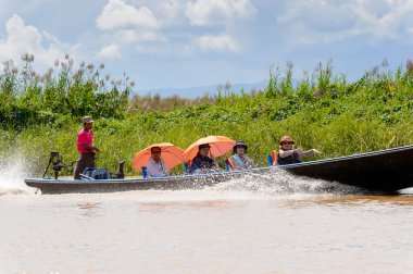 Inle Lake, Myanmar - 30 Ağustos 2016: Myanmar'ın Shan Eyaletinin Taunggyi İlçesi'nin Nyaungshwe İlçesi'nde bulunan bir tatlı su gölü olan Inle Sap'ın üzerinde bambu tekneyle seyreden tanımlanamayan Birmanyalılar