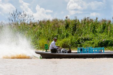 Inle Lake, Myanmar - 30 Ağustos 2016: Myanmar'ın Shan Eyaletinin Taunggyi İlçesi'nin Nyaungshwe İlçesi'nde bulunan bir tatlı su gölü olan Inle Sap'ın üzerinde bambu teknede bulunan tanımlanamayan Birmanyalı adam