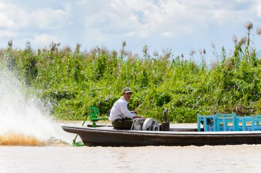 Inle Lake, Myanmar - 30 Ağustos 2016: Myanmar'ın Shan Eyaletinin Taunggyi İlçesi'nin Nyaungshwe İlçesi'nde bulunan bir tatlı su gölü olan Inle Sap'ın üzerinde bambu teknede bulunan tanımlanamayan Birmanyalı adam