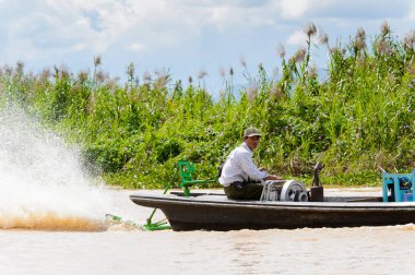 Inle Lake, Myanmar - 30 Ağustos 2016: Myanmar'ın Shan Eyaletinin Taunggyi İlçesi'nin Nyaungshwe İlçesi'nde bulunan bir tatlı su gölü olan Inle Sap'ın üzerinde bambu teknede bulunan tanımlanamayan Birmanyalı adam