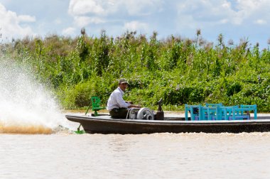 Inle Lake, Myanmar - 30 Ağustos 2016: Myanmar'ın Shan Eyaletinin Taunggyi İlçesi'nin Nyaungshwe İlçesi'nde bulunan bir tatlı su gölü olan Inle Sap'ın üzerinde bambu teknede bulunan tanımlanamayan Birmanyalı adam