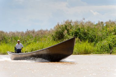 Inle Lake, Myanmar - 30 Ağustos 2016: Myanmar'ın Shan Eyaletinin Taunggyi İlçesi'nin Nyaungshwe İlçesi'nde bulunan bir tatlı su gölü olan Inle Sap'ın üzerinde bambu teknede bulunan tanımlanamayan Birmanyalı adam