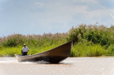 Inle Lake, Myanmar - 30 Ağustos 2016: Myanmar'ın Shan Eyaletinin Taunggyi İlçesi'nin Nyaungshwe İlçesi'nde bulunan bir tatlı su gölü olan Inle Sap'ın üzerinde bambu teknede bulunan tanımlanamayan Birmanyalı adam
