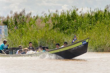 Inle Lake, Myanmar - 30 Ağustos 2016: Myanmar'ın Shan Eyaletinin Taunggyi İlçesi'nin Nyaungshwe İlçesi'nde bulunan bir tatlı su gölü olan Inle Sap'ın üzerinde bambu tekneyle seyreden tanımlanamayan Birmanyalılar