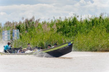 Inle Lake, Myanmar - 30 Ağustos 2016: Myanmar'ın Shan Eyaletinin Taunggyi İlçesi'nin Nyaungshwe İlçesi'nde bulunan bir tatlı su gölü olan Inle Sap'ın üzerinde bambu tekneyle seyreden tanımlanamayan Birmanyalılar