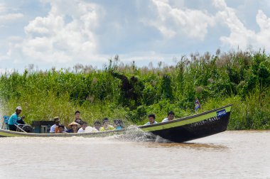 Inle Lake, Myanmar - 30 Ağustos 2016: Myanmar'ın Shan Eyaletinin Taunggyi İlçesi'nin Nyaungshwe İlçesi'nde bulunan bir tatlı su gölü olan Inle Sap'ın üzerinde bambu tekneyle seyreden tanımlanamayan Birmanyalılar