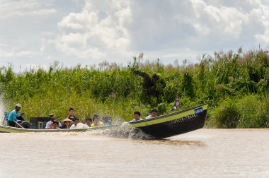 Inle Lake, Myanmar - 30 Ağustos 2016: Myanmar'ın Shan Eyaletinin Taunggyi İlçesi'nin Nyaungshwe İlçesi'nde bulunan bir tatlı su gölü olan Inle Sap'ın üzerinde bambu tekneyle seyreden tanımlanamayan Birmanyalılar