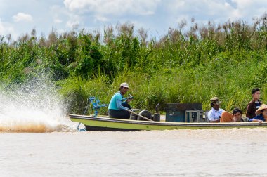 Inle Lake, Myanmar - 30 Ağustos 2016: Myanmar'ın Shan Eyaletinin Taunggyi İlçesi'nin Nyaungshwe İlçesi'nde bulunan bir tatlı su gölü olan Inle Sap'ın üzerinde bambu tekneyle seyreden tanımlanamayan Birmanyalılar