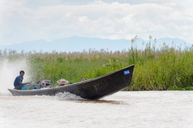 Inle Lake, Myanmar - 30 Ağustos 2016: Myanmar'ın Shan Eyaletinin Taunggyi İlçesi'nin Nyaungshwe İlçesi'nde bulunan bir tatlı su gölü olan Inle Sap'ın üzerinde bambu tekneyle seyreden tanımlanamayan Birmanyalılar