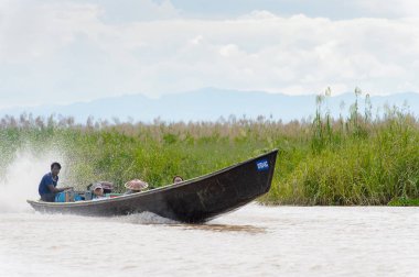 Inle Lake, Myanmar - 30 Ağustos 2016: Myanmar'ın Shan Eyaletinin Taunggyi İlçesi'nin Nyaungshwe İlçesi'nde bulunan bir tatlı su gölü olan Inle Sap'ın üzerinde bambu tekneyle seyreden tanımlanamayan Birmanyalılar