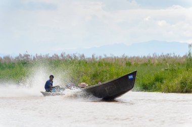 Inle Lake, Myanmar - 30 Ağustos 2016: Myanmar'ın Shan Eyaletinin Taunggyi İlçesi'nin Nyaungshwe İlçesi'nde bulunan bir tatlı su gölü olan Inle Sap'ın üzerinde bambu tekneyle seyreden tanımlanamayan Birmanyalılar