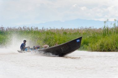 Inle Lake, Myanmar - 30 Ağustos 2016: Myanmar'ın Shan Eyaletinin Taunggyi İlçesi'nin Nyaungshwe İlçesi'nde bulunan bir tatlı su gölü olan Inle Sap'ın üzerinde bambu tekneyle seyreden tanımlanamayan Birmanyalılar