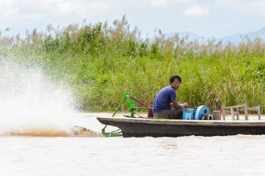 Inle Lake, Myanmar - 30 Ağustos 2016: Myanmar'ın Shan Eyaletinin Taunggyi İlçesi'nin Nyaungshwe İlçesi'nde bulunan bir tatlı su gölü olan Inle Sap'ın üzerinde bambu teknede bulunan tanımlanamayan Birmanyalı adam