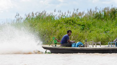 Inle Lake, Myanmar - 30 Ağustos 2016: Myanmar'ın Shan Eyaletinin Taunggyi İlçesi'nin Nyaungshwe İlçesi'nde bulunan bir tatlı su gölü olan Inle Sap'ın üzerinde bambu teknede bulunan tanımlanamayan Birmanyalı adam