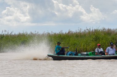 Inle Lake, Myanmar - 30 Ağustos 2016: Myanmar'ın Shan Eyaletinin Taunggyi İlçesi'nin Nyaungshwe İlçesi'nde bulunan bir tatlı su gölü olan Inle Sap'ın üzerinde bambu tekneyle seyreden tanımlanamayan Birmanyalılar