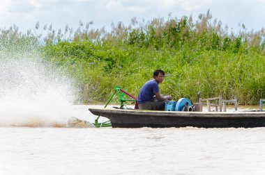 Inle Lake, Myanmar - 30 Ağustos 2016: Myanmar'ın Shan Eyaletinin Taunggyi İlçesi'nin Nyaungshwe İlçesi'nde bulunan bir tatlı su gölü olan Inle Sap'ın üzerinde bambu teknede bulunan tanımlanamayan Birmanyalı adam