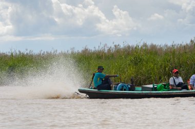 Inle Lake, Myanmar - 30 Ağustos 2016: Myanmar'ın Shan Eyaletinin Taunggyi İlçesi'nin Nyaungshwe İlçesi'nde bulunan bir tatlı su gölü olan Inle Sap'ın üzerinde bambu tekneyle seyreden tanımlanamayan Birmanyalılar