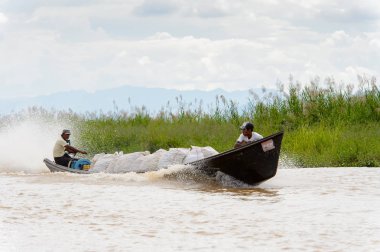 Inle Lake, Myanmar - 30 Ağustos 2016: Myanmar'ın Shan Eyaletinin Taunggyi İlçesi'nin Nyaungshwe İlçesi'nde bulunan bir tatlı su gölü olan Inle Sap'ın üzerinde bambu tekneyle seyreden tanımlanamayan Birmanyalılar