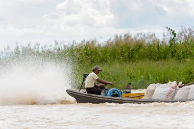 Inle Lake, Myanmar - 30 Ağustos 2016: Myanmar'ın Shan Eyaletinin Taunggyi İlçesi'nin Nyaungshwe İlçesi'nde bulunan bir tatlı su gölü olan Inle Sap'ın üzerinde bambu tekneyle seyreden tanımlanamayan Birmanyalılar