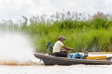 Inle Lake, Myanmar - 30 Ağustos 2016: Myanmar'ın Shan Eyaletinin Taunggyi İlçesi'nin Nyaungshwe İlçesi'nde bulunan bir tatlı su gölü olan Inle Sap'ın üzerinde bambu teknede bulunan tanımlanamayan Birmanyalı adam