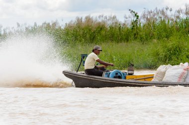 Inle Lake, Myanmar - 30 Ağustos 2016: Myanmar'ın Shan Eyaletinin Taunggyi İlçesi'nin Nyaungshwe İlçesi'nde bulunan bir tatlı su gölü olan Inle Sap'ın üzerinde bambu teknede bulunan tanımlanamayan Birmanyalı adam