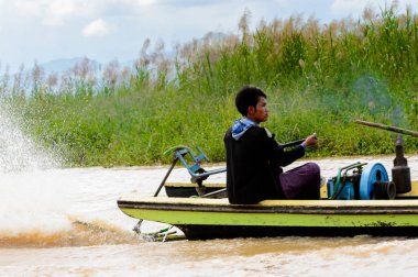 Inle Lake, Myanmar - 30 Ağustos 2016: Myanmar'ın Shan Eyaletinin Taunggyi İlçesi'nin Nyaungshwe İlçesi'nde bulunan bir tatlı su gölü olan Inle Sap'ın üzerinde bambu tekneyle seyreden tanımlanamayan Birmanyalılar