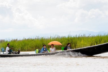 Inle Lake, Myanmar - 30 Ağustos 2016: Myanmar'ın Shan Eyaletinin Taunggyi İlçesi'nin Nyaungshwe İlçesi'nde bulunan bir tatlı su gölü olan Inle Sap'ın üzerinde bambu tekneyle seyreden tanımlanamayan Birmanyalılar