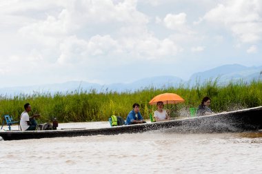 Inle Lake, Myanmar - 30 Ağustos 2016: Myanmar'ın Shan Eyaletinin Taunggyi İlçesi'nin Nyaungshwe İlçesi'nde bulunan bir tatlı su gölü olan Inle Sap'ın üzerinde bambu tekneyle seyreden tanımlanamayan Birmanyalılar