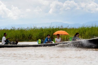Inle Lake, Myanmar - 30 Ağustos 2016: Myanmar'ın Shan Eyaletinin Taunggyi İlçesi'nin Nyaungshwe İlçesi'nde bulunan bir tatlı su gölü olan Inle Sap'ın üzerinde bambu tekneyle seyreden tanımlanamayan Birmanyalılar