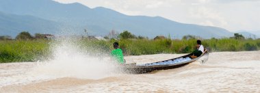 Inle Lake, Myanmar - 30 Ağustos 2016: Myanmar'ın Shan Eyaletinin Taunggyi İlçesi'nin Nyaungshwe İlçesi'nde bulunan bir tatlı su gölü olan Inle Sap'ın üzerinde bambu teknede bulunan tanımlanamayan Birmanyalı adam