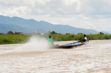 Inle Lake, Myanmar - 30 Ağustos 2016: Myanmar'ın Shan Eyaletinin Taunggyi İlçesi'nin Nyaungshwe İlçesi'nde bulunan bir tatlı su gölü olan Inle Sap'ın üzerinde bambu teknede bulunan tanımlanamayan Birmanyalı adam
