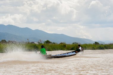 Inle Lake, Myanmar - 30 Ağustos 2016: Myanmar'ın Shan Eyaletinin Taunggyi İlçesi'nin Nyaungshwe İlçesi'nde bulunan bir tatlı su gölü olan Inle Sap'ın üzerinde bambu teknede bulunan tanımlanamayan Birmanyalı adam