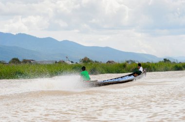 Inle Lake, Myanmar - 30 Ağustos 2016: Myanmar'ın Shan Eyaletinin Taunggyi İlçesi'nin Nyaungshwe İlçesi'nde bulunan bir tatlı su gölü olan Inle Sap'ın üzerinde bambu teknede bulunan tanımlanamayan Birmanyalı adam