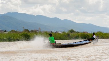 Inle Lake, Myanmar - 30 Ağustos 2016: Myanmar'ın Shan Eyaletinin Taunggyi İlçesi'nin Nyaungshwe İlçesi'nde bulunan bir tatlı su gölü olan Inle Sap'ın üzerinde bambu teknede bulunan tanımlanamayan Birmanyalı adam
