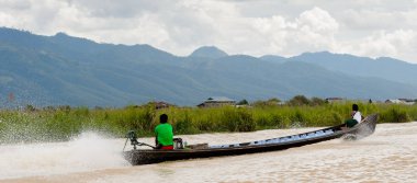 Inle Lake, Myanmar - 30 Ağustos 2016: Myanmar'ın Shan Eyaletinin Taunggyi İlçesi'nin Nyaungshwe İlçesi'nde bulunan bir tatlı su gölü olan Inle Sap'ın üzerinde bambu teknede bulunan tanımlanamayan Birmanyalı adam
