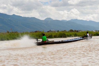 Inle Lake, Myanmar - 30 Ağustos 2016: Myanmar'ın Shan Eyaletinin Taunggyi İlçesi'nin Nyaungshwe İlçesi'nde bulunan bir tatlı su gölü olan Inle Sap'ın üzerinde bambu teknede bulunan tanımlanamayan Birmanyalı adam