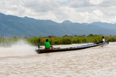 Inle Lake, Myanmar - 30 Ağustos 2016: Myanmar'ın Shan Eyaletinin Taunggyi İlçesi'nin Nyaungshwe İlçesi'nde bulunan bir tatlı su gölü olan Inle Sap'ın üzerinde bambu teknede bulunan tanımlanamayan Birmanyalı adam